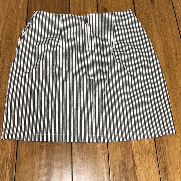 Hollister Grey and White Striped High Waitsed Skirt - Picture 2 of 11